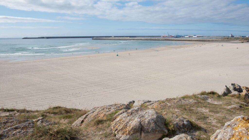 Arteixo (A Coruña) se opone a que un parque eólico marino afecte a la playa de Sabón