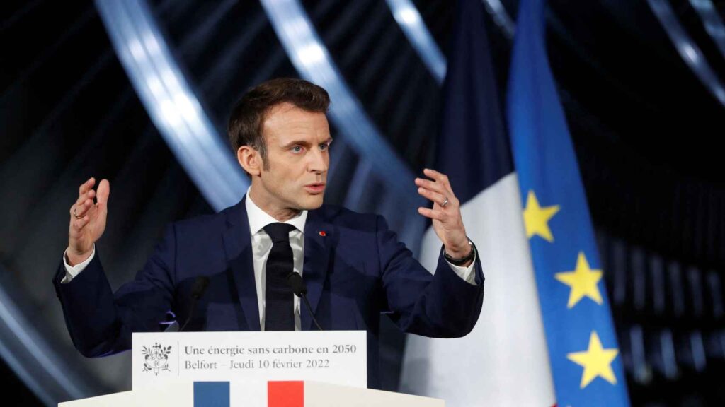 Macron anuncia el "renacimiento" de la energía nuclear en Francia y construirá 14 reactores