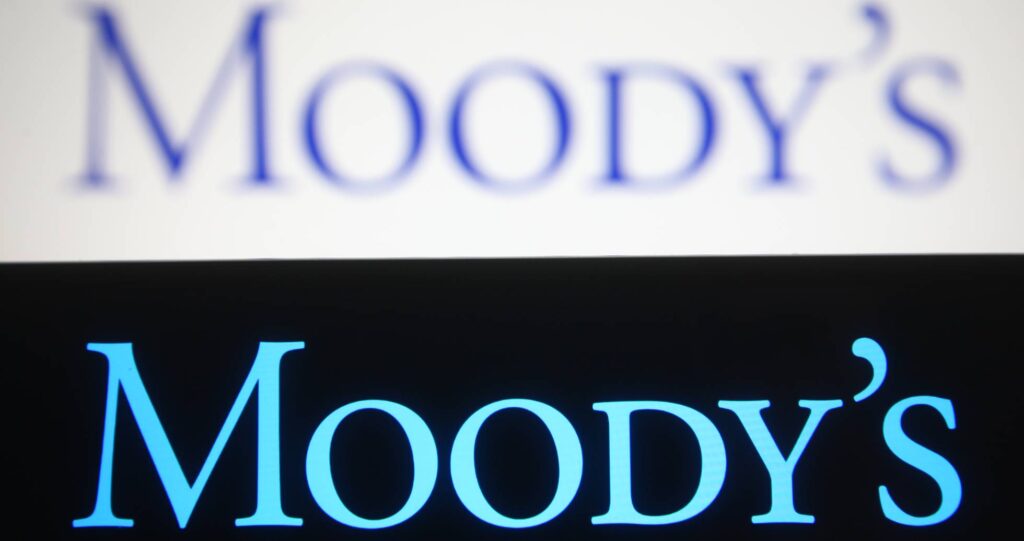 Moody's alerta de una posible recesión global y la subida del Brent hasta los 150 dólares