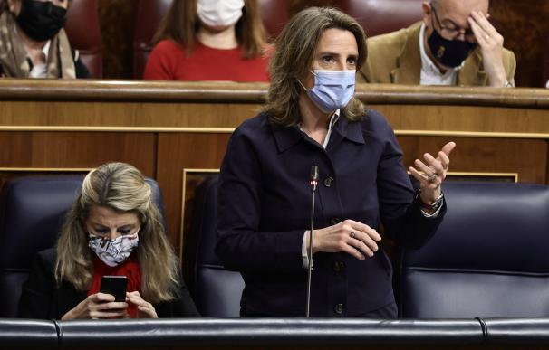 Ribera busca 'sacar' 9.500 millones del recibo de la luz y aliviar su coste político