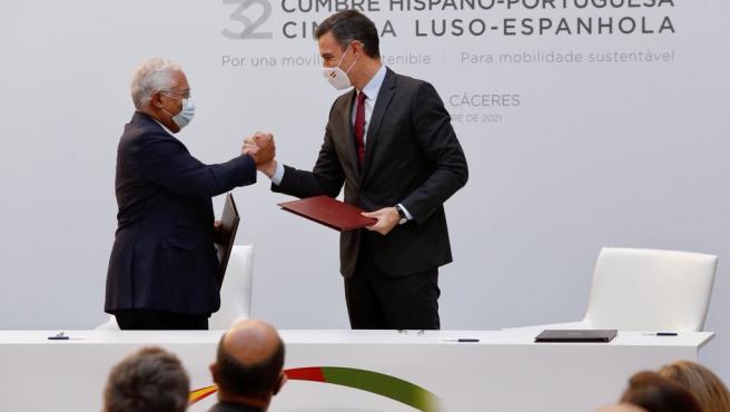 Portugal marca el paso al tope del precio de la energía y dice que negocia con España un máximo de 180 euros por hora