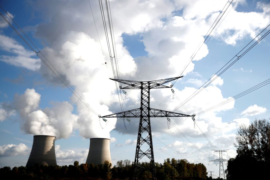 El frío y el parón nuclear disparan la luz en Francia hasta casi 3.000 euros por MWh a primera hora del lunes