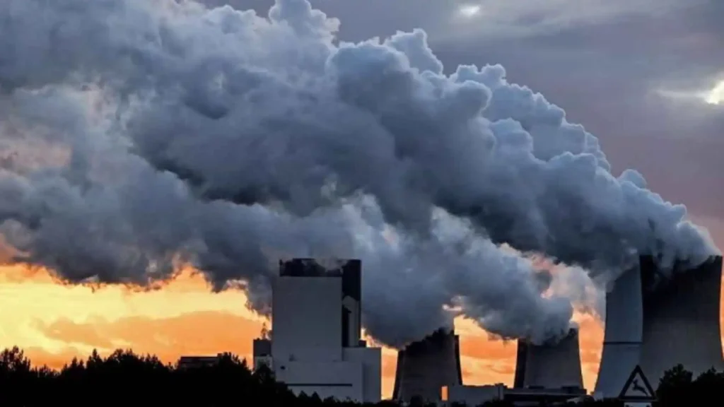 La UE reconoce que hay especuladores en el mercado de emisiones: la reforma vuelve a disparar el CO2