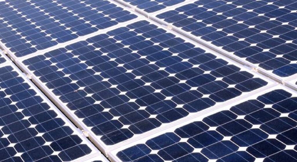 Castilla y León prohíbe las plantas fotovoltaicas y eólicas en zonas de regadío para frenar su expansión