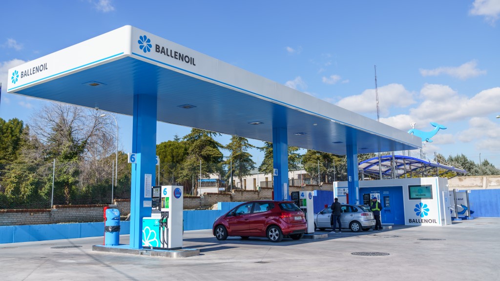 Los rivales ‘low cost’ de Repsol y Cepsa disparan su gasolina por el retraso de los pagos del Gobierno
