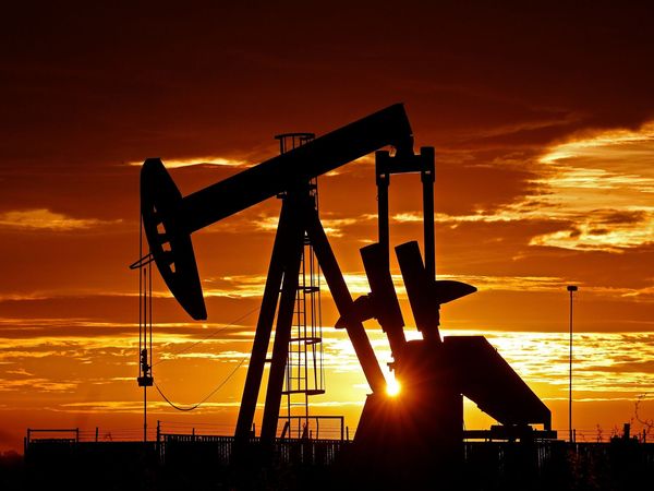 El petróleo acusa el frenazo económico y el Brent llega a caer por debajo de los 100 dólares