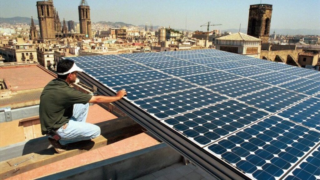La instalación de placas solares se dispara en Catalunya para pagar 12 euros al mes de luz